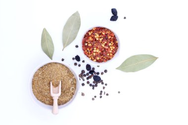 Beyaz arka planda baharatlar ve otlar. en üstteki görünüm