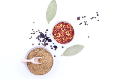 Beyaz arka planda baharatlar ve otlar. en üstteki görünüm