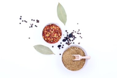 Beyaz arka planda baharatlar ve otlar. en üstteki görünüm