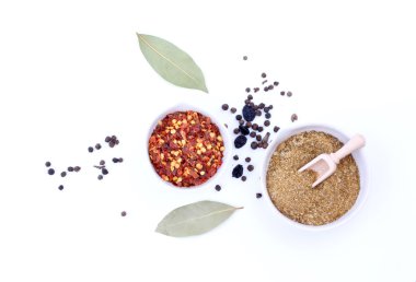 Beyaz arka planda baharatlar ve otlar. en üstteki görünüm