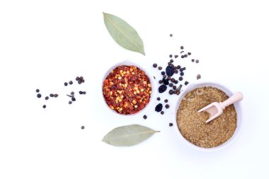 Beyaz arka planda baharatlar ve otlar. en üstteki görünüm