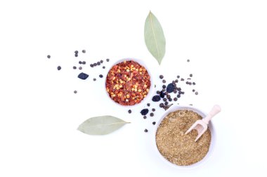 Beyaz arka planda baharatlar ve otlar. en üstteki görünüm