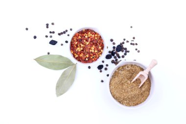 Beyaz arka planda baharatlar ve otlar. en üstteki görünüm