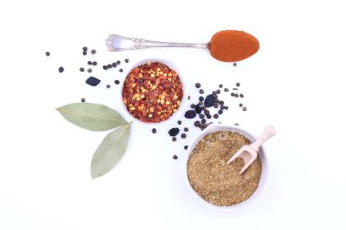 Beyaz arka planda baharatlar ve otlar. en üstteki görünüm