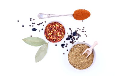 Beyaz arka planda baharatlar ve otlar. en üstteki görünüm