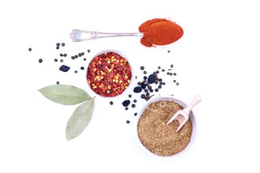 Beyaz arka planda baharatlar ve otlar. en üstteki görünüm