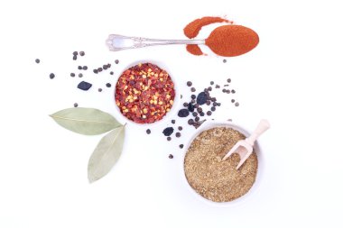 Beyaz arka planda baharatlar ve otlar. en üstteki görünüm