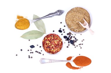 Beyaz arka planda baharatlar ve otlar. en üstteki görünüm