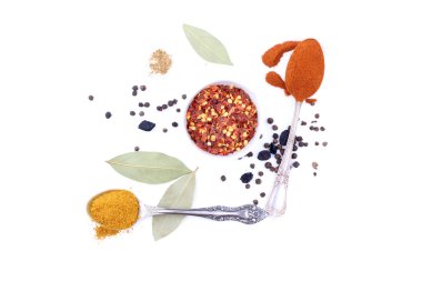 Beyaz arka planda baharatlar ve otlar. en üstteki görünüm