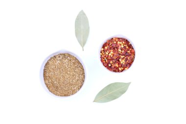 Beyaz arka planda baharatlar ve otlar. en üstteki görünüm