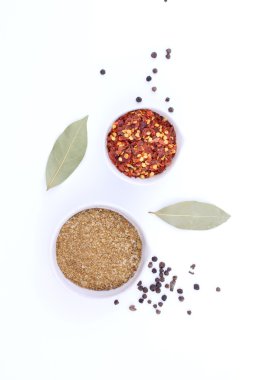 Beyaz arka planda baharatlar ve otlar. en üstteki görünüm