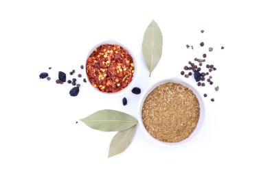 Beyaz arka planda baharatlar ve otlar. en üstteki görünüm