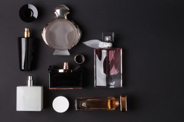 siyah arka plan üzerine farklı parfüm şişeleri