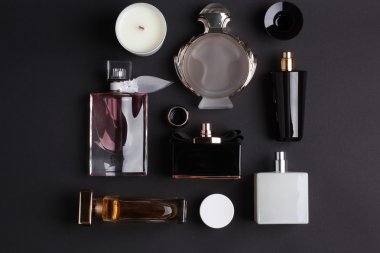 siyah arka plan üzerine farklı parfüm şişeleri