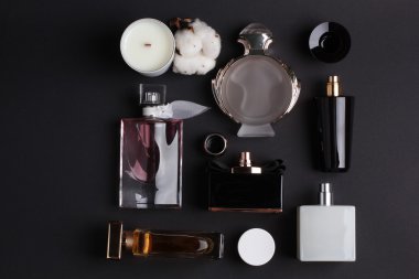 siyah arka plan üzerine farklı parfüm şişeleri