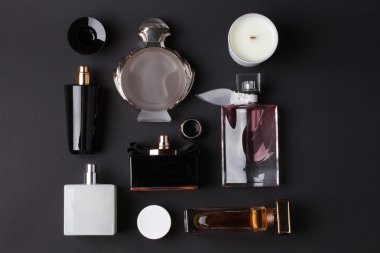 siyah arka plan üzerine farklı parfüm şişeleri