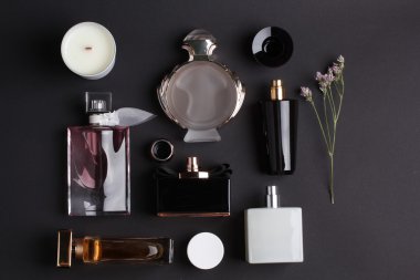 siyah arka plan üzerine farklı parfüm şişeleri