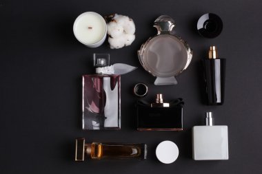 siyah arka plan üzerine farklı parfüm şişeleri