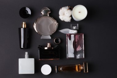 siyah arka plan üzerine farklı parfüm şişeleri