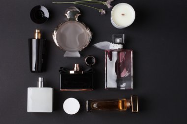 siyah arka plan üzerine farklı parfüm şişeleri