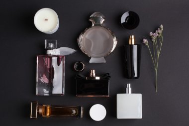 siyah arka plan üzerine farklı parfüm şişeleri