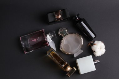 siyah arka plan üzerine farklı parfüm şişeleri