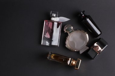 siyah arka plan üzerine farklı parfüm şişeleri