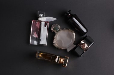 siyah arka plan üzerine farklı parfüm şişeleri