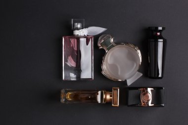 siyah arka plan üzerine farklı parfüm şişeleri