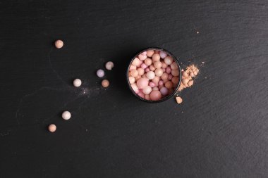 Koyu arkaplanda ruj toplarının üst görünümü 