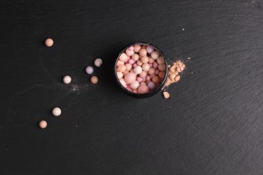 Koyu arkaplanda ruj toplarının üst görünümü 