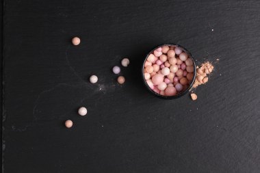 Koyu arkaplanda ruj toplarının üst görünümü 