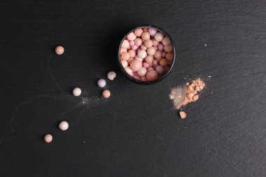 Koyu arkaplanda ruj toplarının üst görünümü 