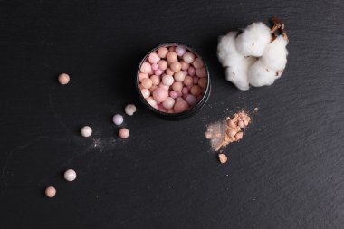 Koyu arkaplanda ruj toplarının üst görünümü 