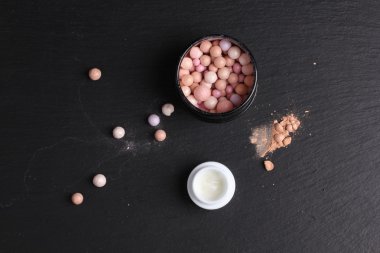 Koyu arkaplanda ruj toplarının üst görünümü 