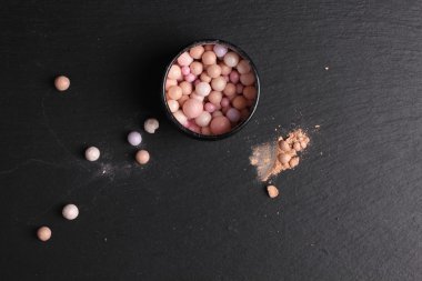 Koyu arkaplanda ruj toplarının üst görünümü 