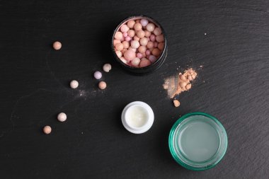 Güzellik aksesuarları ve makyaj malzemeleri. 