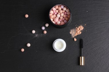 Güzellik aksesuarları ve makyaj malzemeleri. 