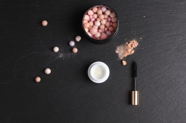 Güzellik aksesuarları ve makyaj malzemeleri. 