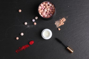 Güzellik aksesuarları ve makyaj malzemeleri. 