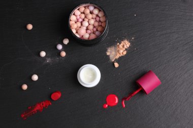 Güzellik aksesuarları ve makyaj malzemeleri. 