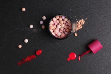 Güzellik aksesuarları ve makyaj malzemeleri. 