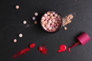 Güzellik aksesuarları ve makyaj malzemeleri. 