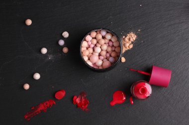 Güzellik aksesuarları ve makyaj malzemeleri. 