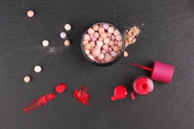 Güzellik aksesuarları ve makyaj malzemeleri. 