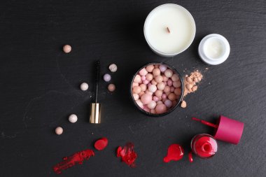 Güzellik aksesuarları ve makyaj malzemeleri. 