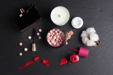 Güzellik aksesuarları ve makyaj malzemeleri. 