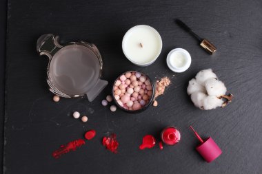 Güzellik aksesuarları ve makyaj malzemeleri. 