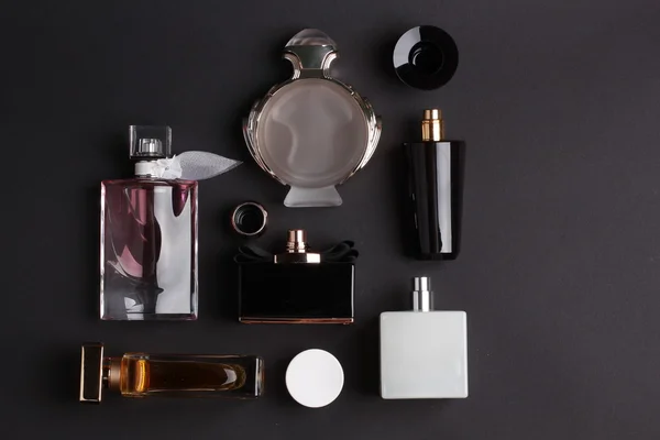 Siyah arka plan üzerine farklı parfüm şişeleri — Stok fotoğraf