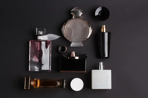 Siyah arka plan üzerine farklı parfüm şişeleri — Stok fotoğraf